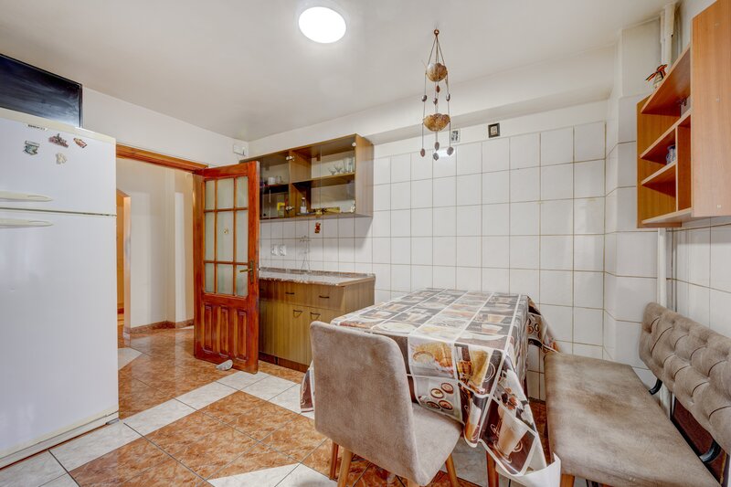 Decebal / Mesterul Manole, 4 camere  Parter, 95 mp, 1990- comision 0%