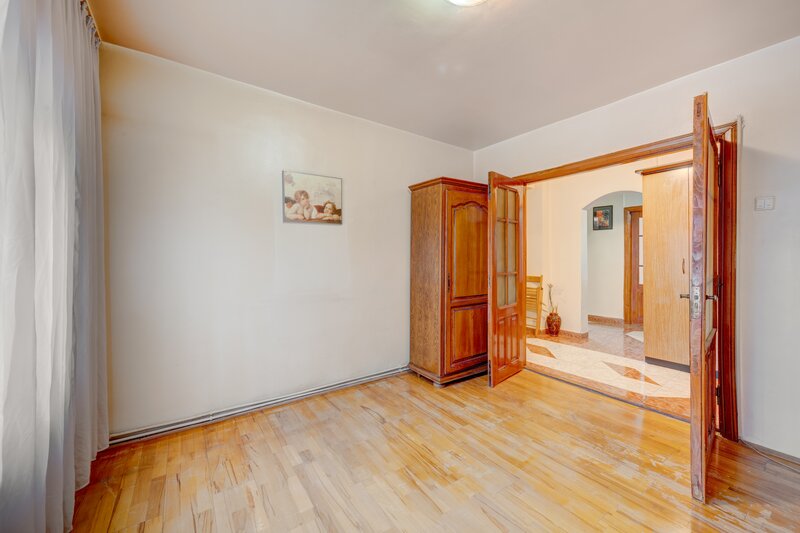 Decebal / Mesterul Manole, 4 camere  Parter, 95 mp, 1990- comision 0%