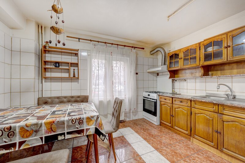 Decebal / Mesterul Manole, 4 camere  Parter, 95 mp, 1990- comision 0%