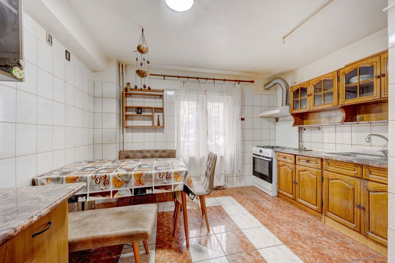 Decebal / Mesterul Manole, 4 camere  Parter, 95 mp, 1990- comision 0%